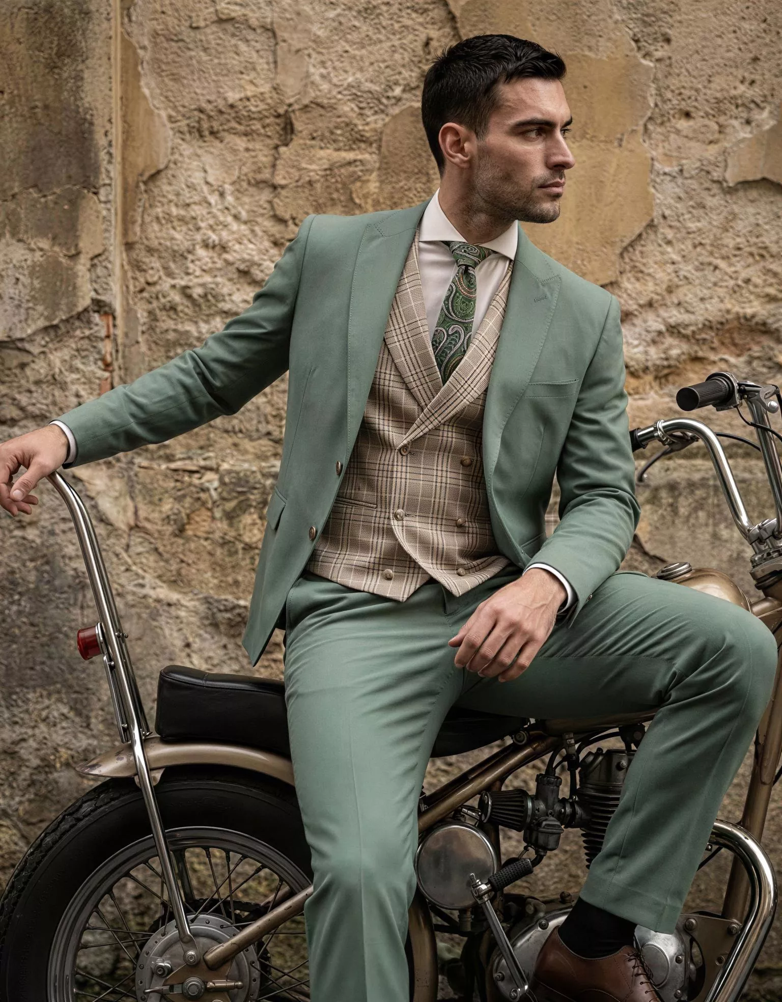 traje-novio-trionfo-outletnupcial-editorial-atelierdebodas