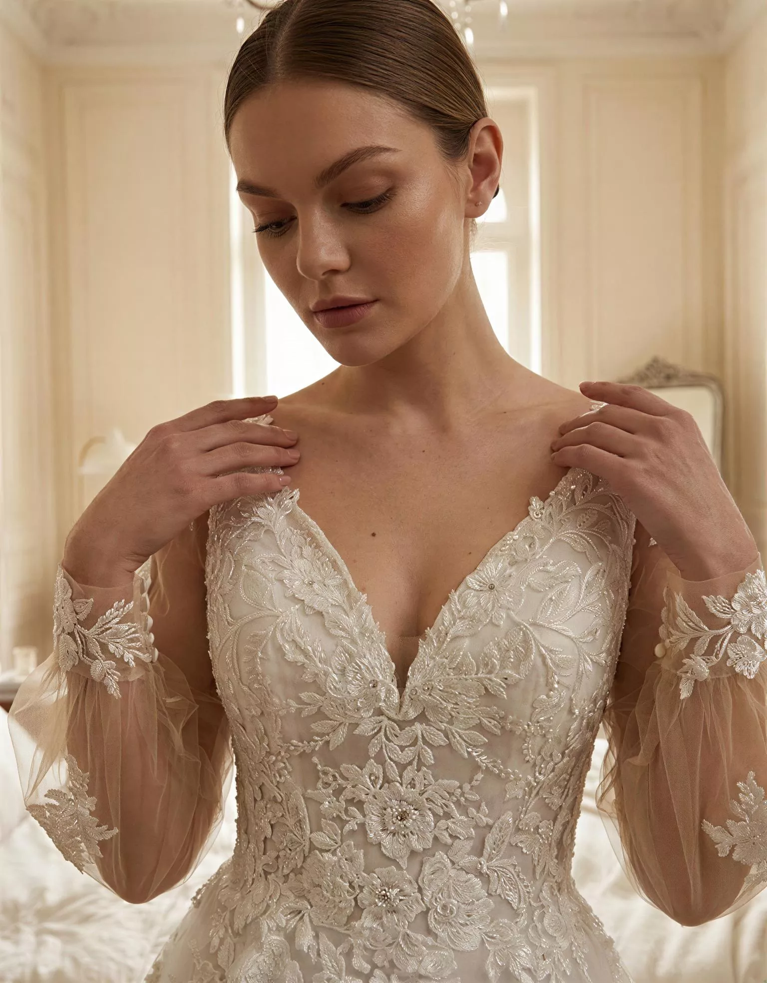 vestido-novia-Pyrhus-outletnupcial-encaje-escoteenv-espaldaenv-detalle-atelierdebodas