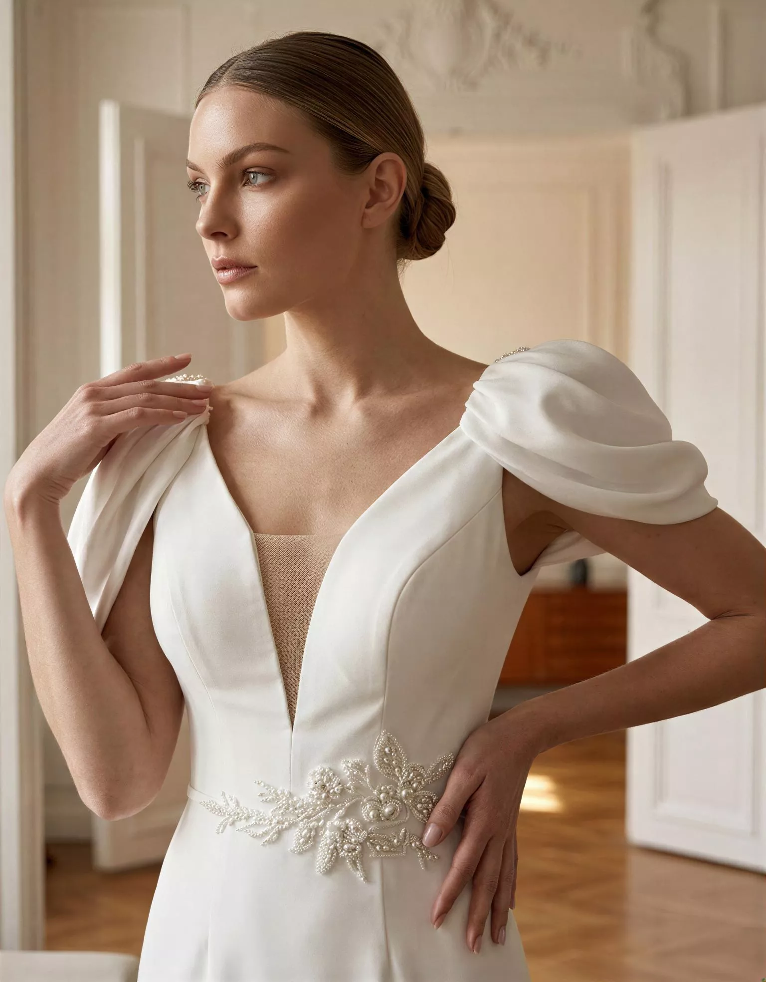 vestido-novia-calyndor-outletnupcial-crepé-escoteenv-espaldaenu-detalle-atelierdebodas