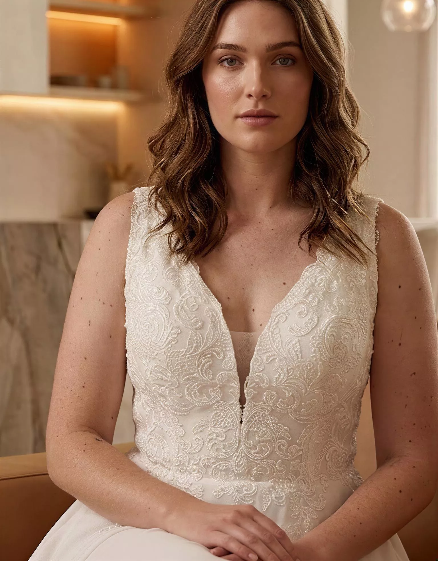 vestido-novia-luzina-outletnupcial-encaje-escoteenv-espaldaenv-detalle-atelierdebodas