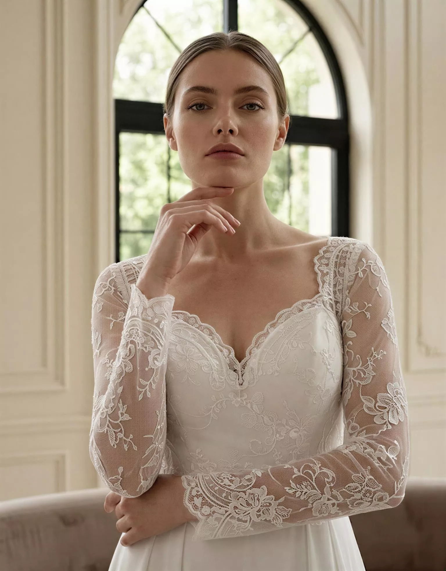 vestido-novia-olyndra-outletnupcial-encaje-escotecorazón-espaldaenv-detalle-atelierdebodas