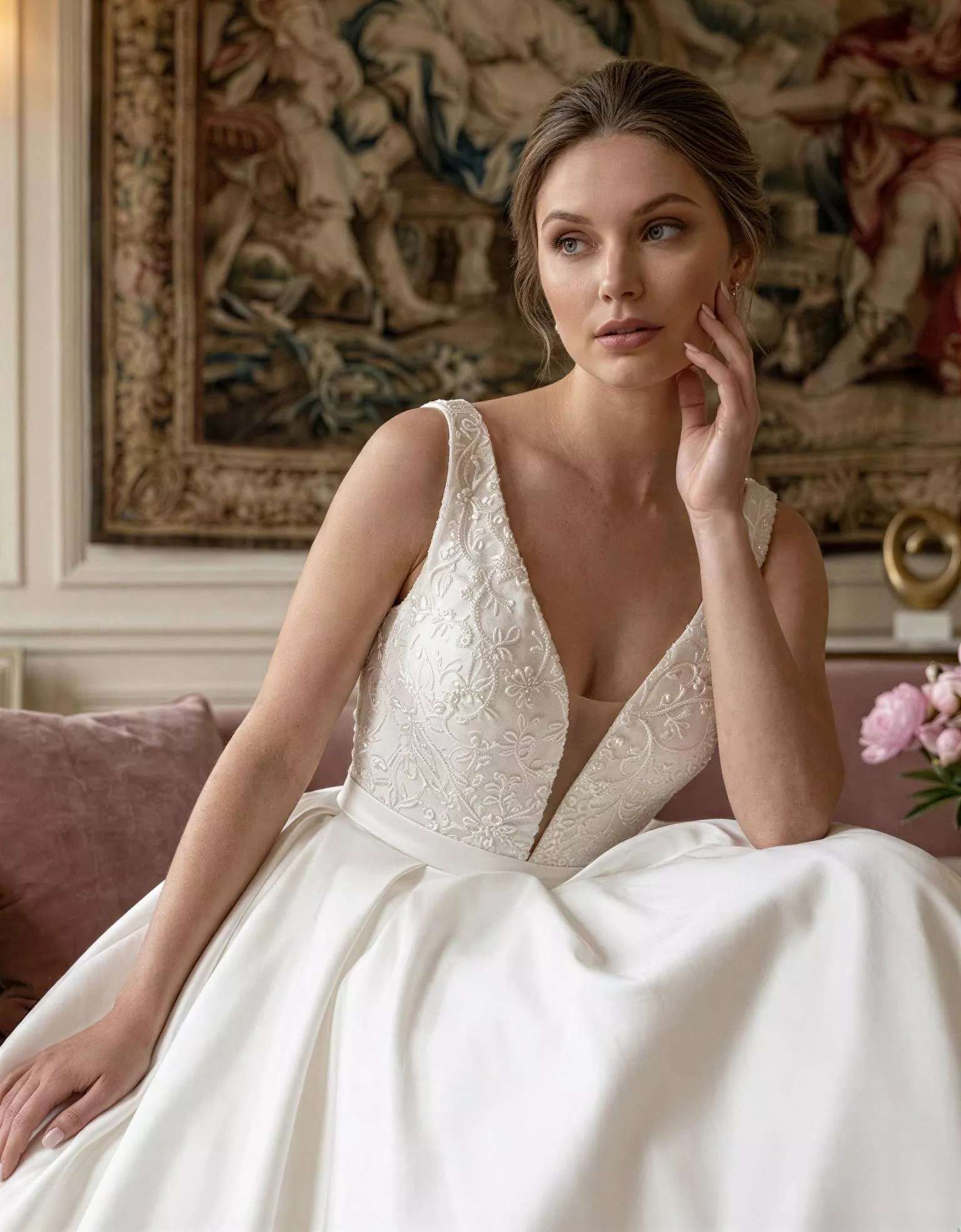 vestido-novia-thrynn-outletnupcial-crepé-escoteenv-espaldaenv-detalle-atelierdebodas