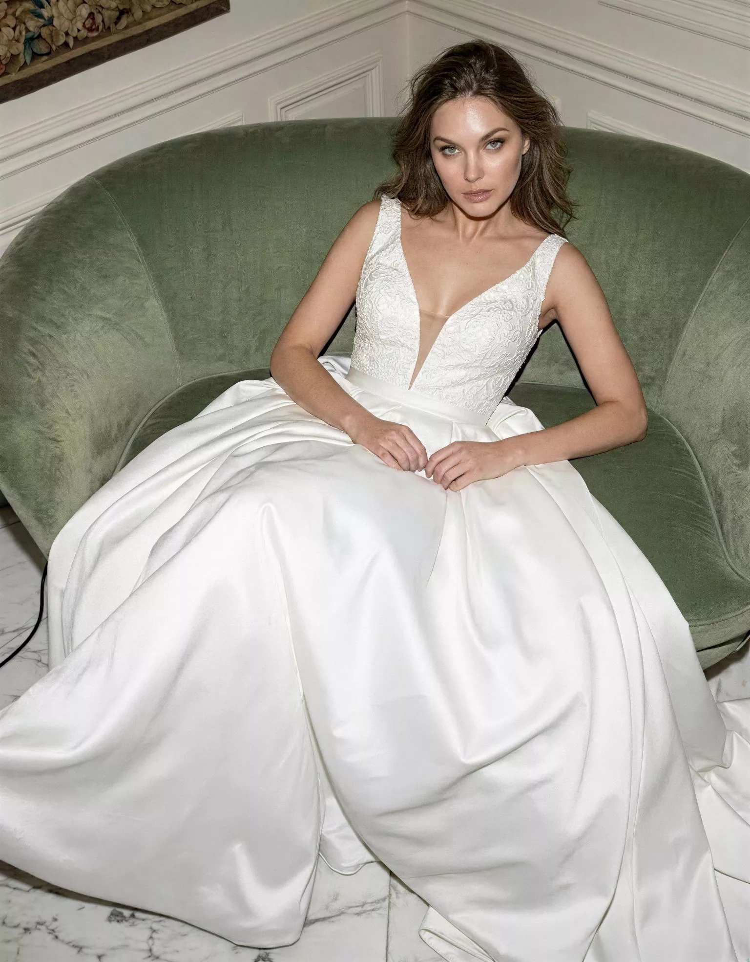 vestido-novia-thrynn-outletnupcial-crepé-escoteenv-espaldaenv-editorial-atelierdebodas