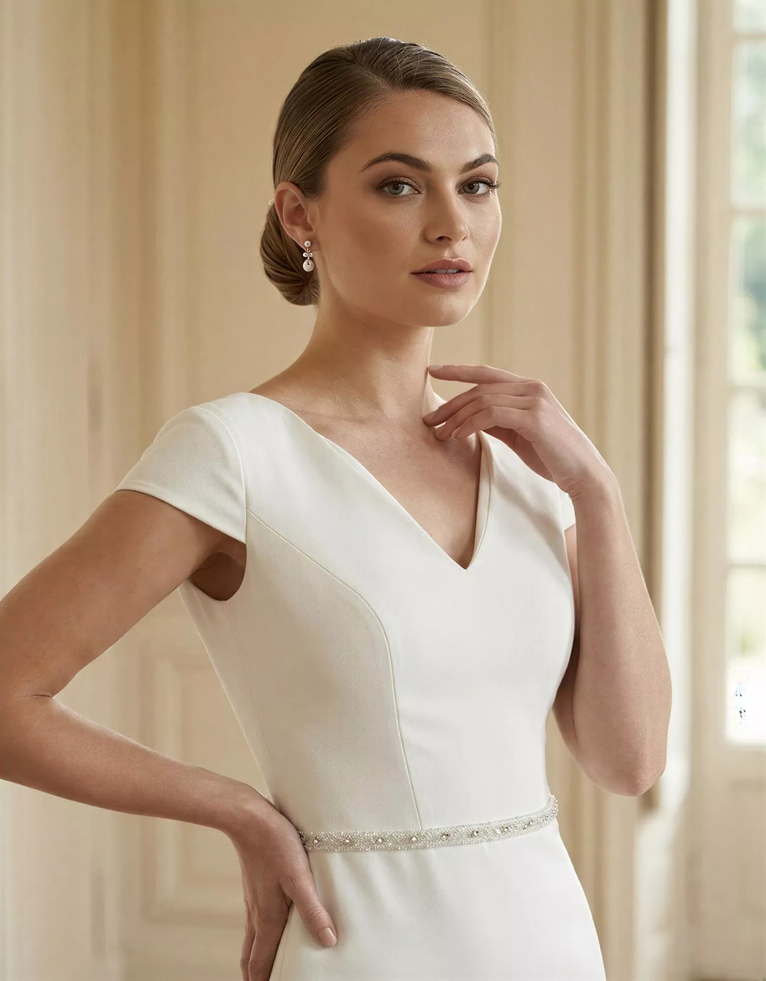 vestido-novia-vexilon-outletnupcial-crepé-escoteenv-espaldacerrada-editorial-atelierdebodas