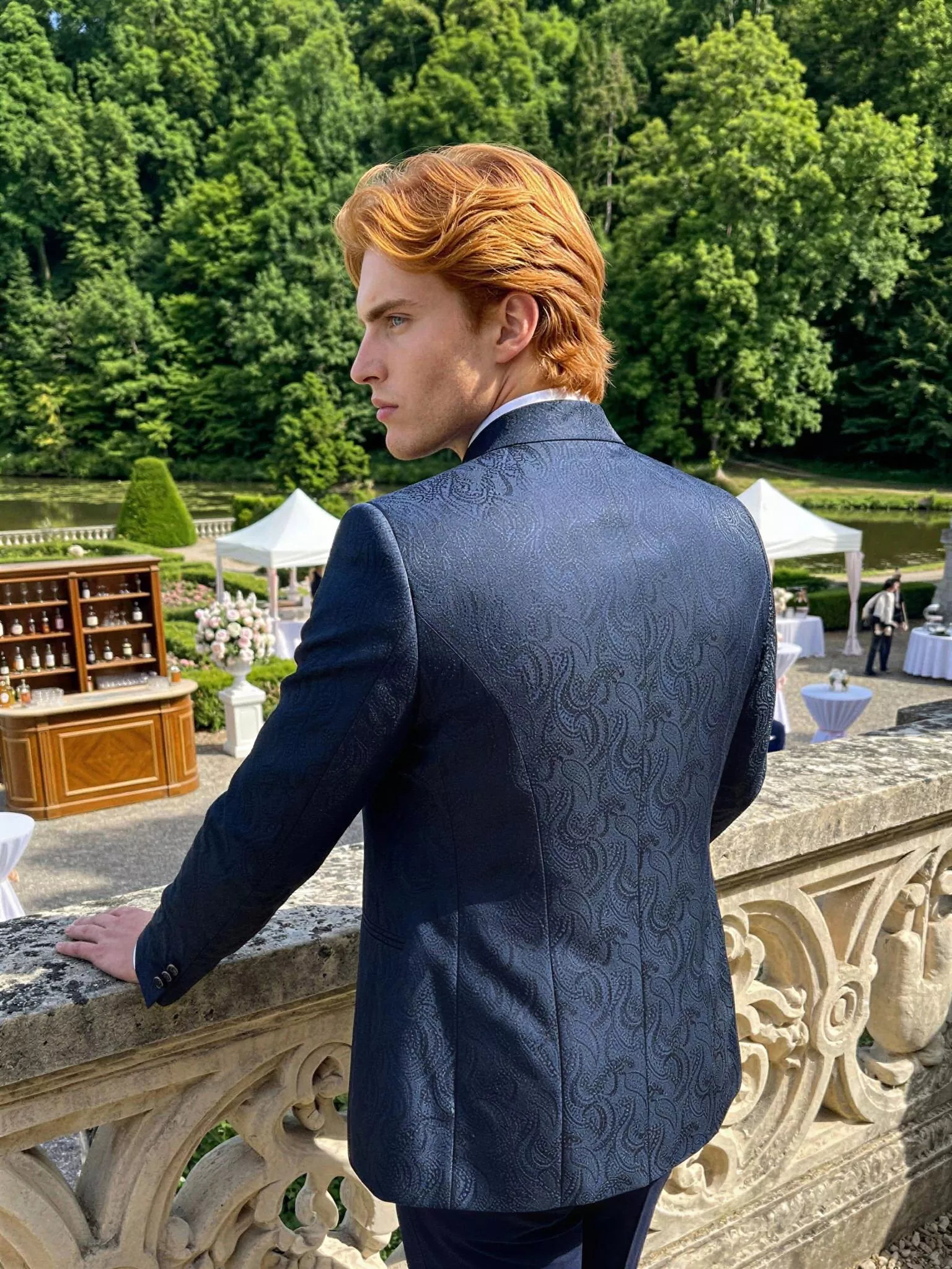 Traje de novio Gavin, pose espalda, color azul noche tela jacquard, cuello mao de ceremonia, Atelier Masculini