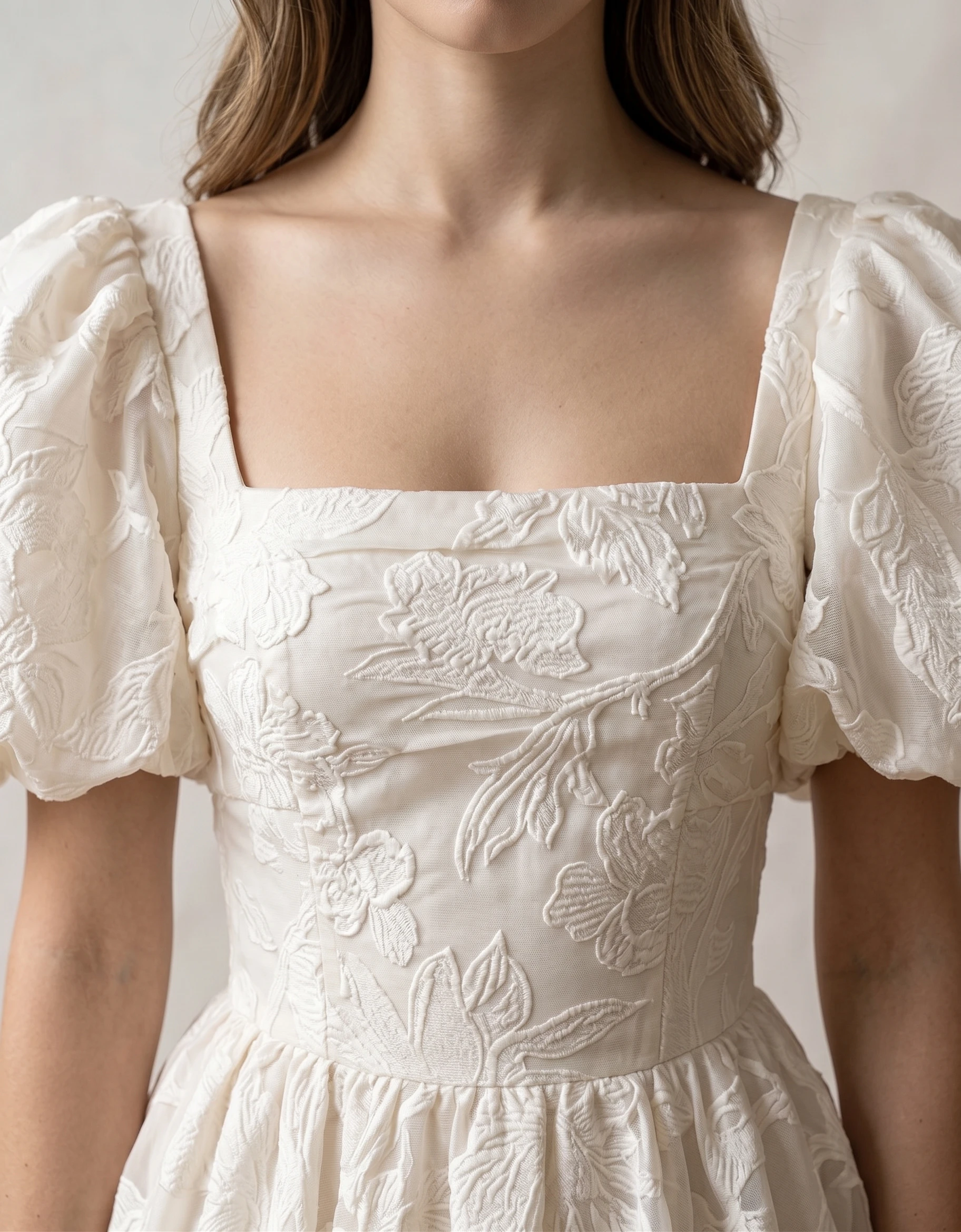 vestido-novia-bluma-mikado-escotecuadrado-espaldacuadrado-detalle-outletnupcial