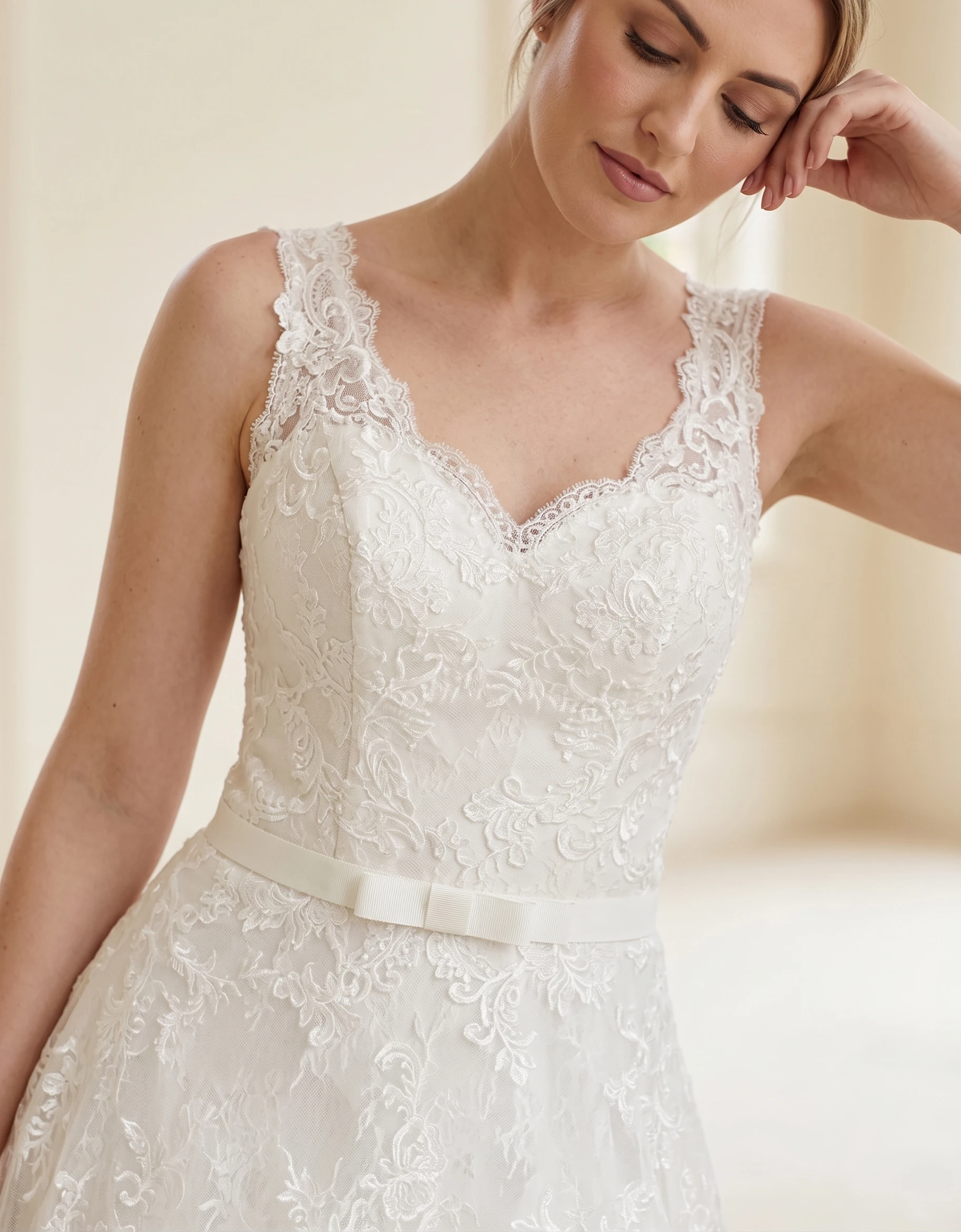 vestido-novia-gavina-encaje-escoteenv-espaldaenv-detalle-outletnupcial