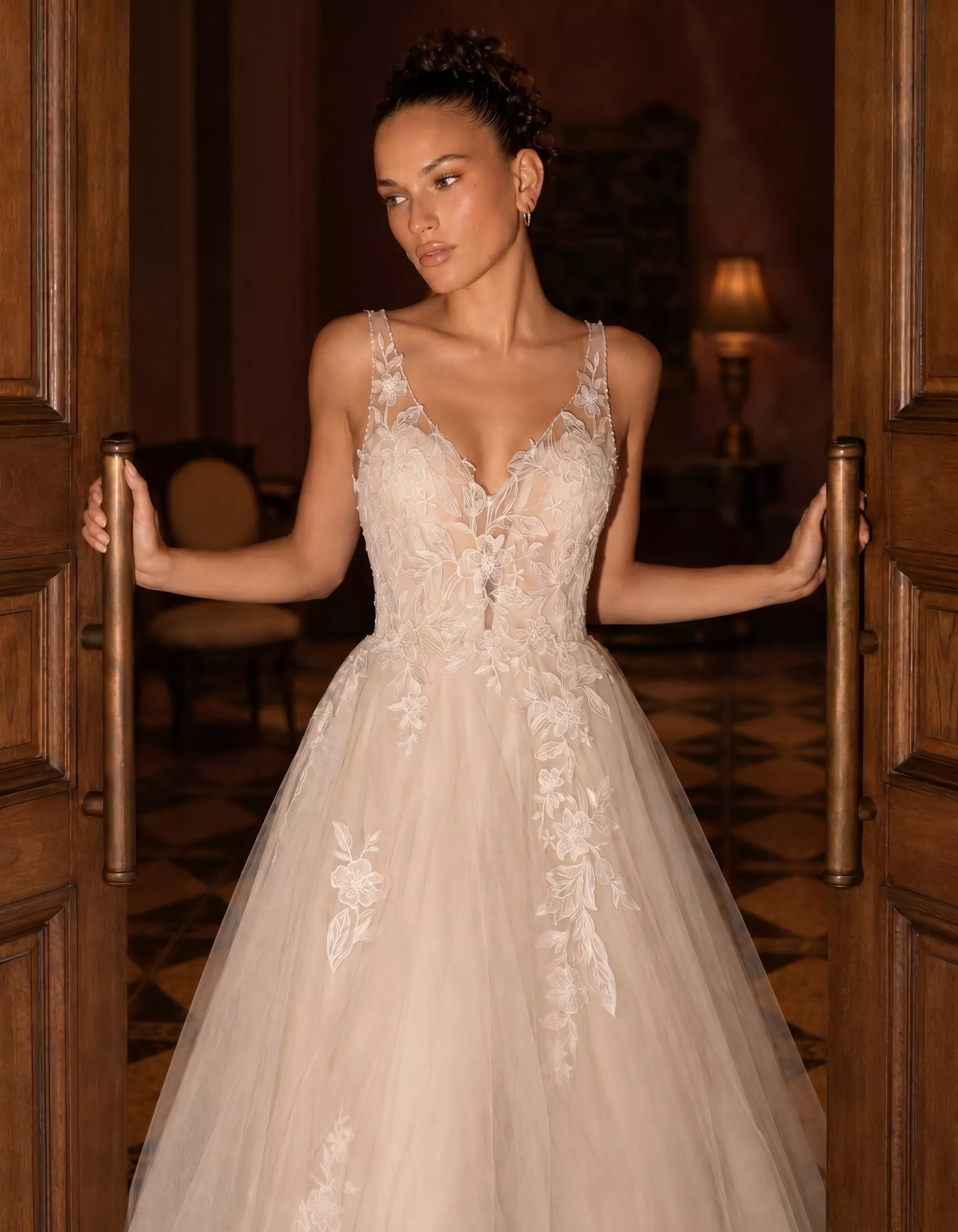 vestido-novia-isabella-outletnupcial-encaje-escoteenv-espaldaenv-editorial-atelierdebodas