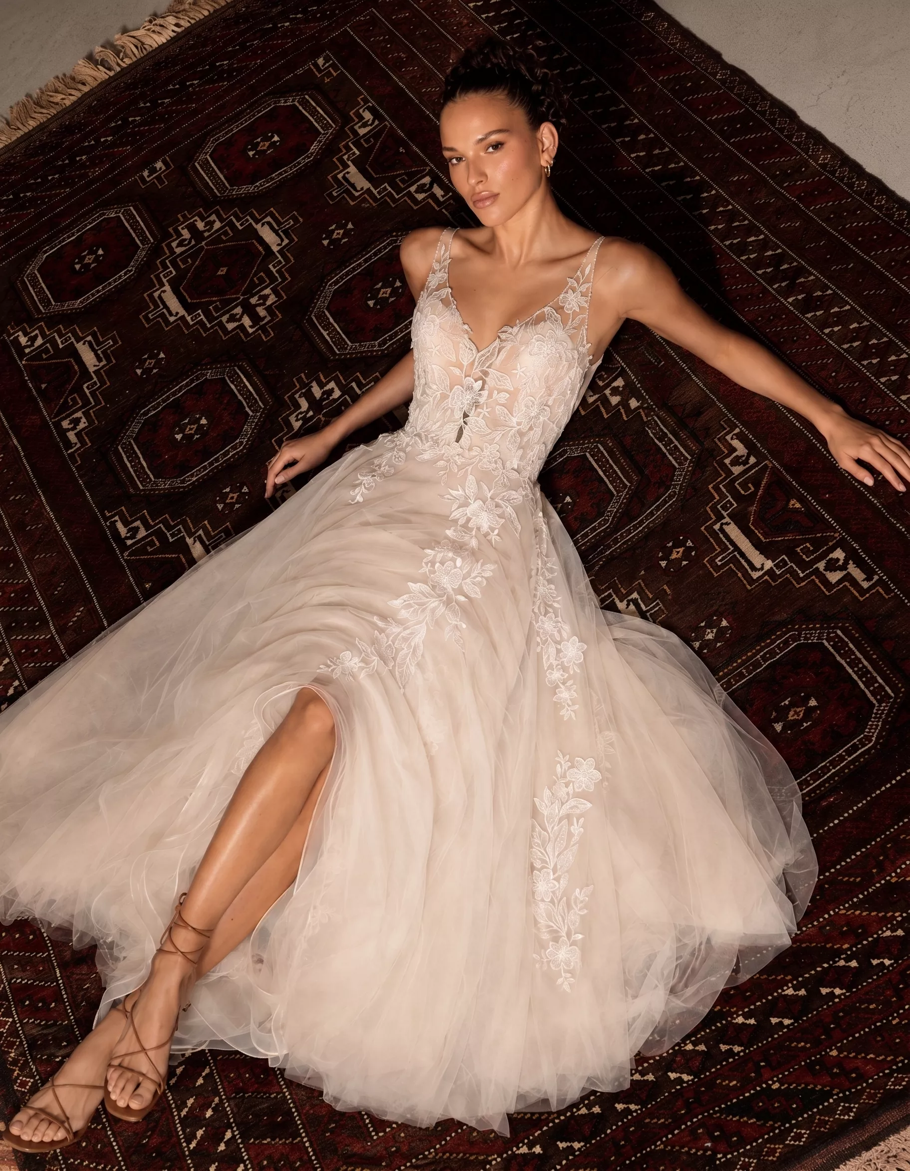vestido-novia-isabella-outletnupcial-encaje-escoteenv-espaldaenv-frente-atelierdebodas
