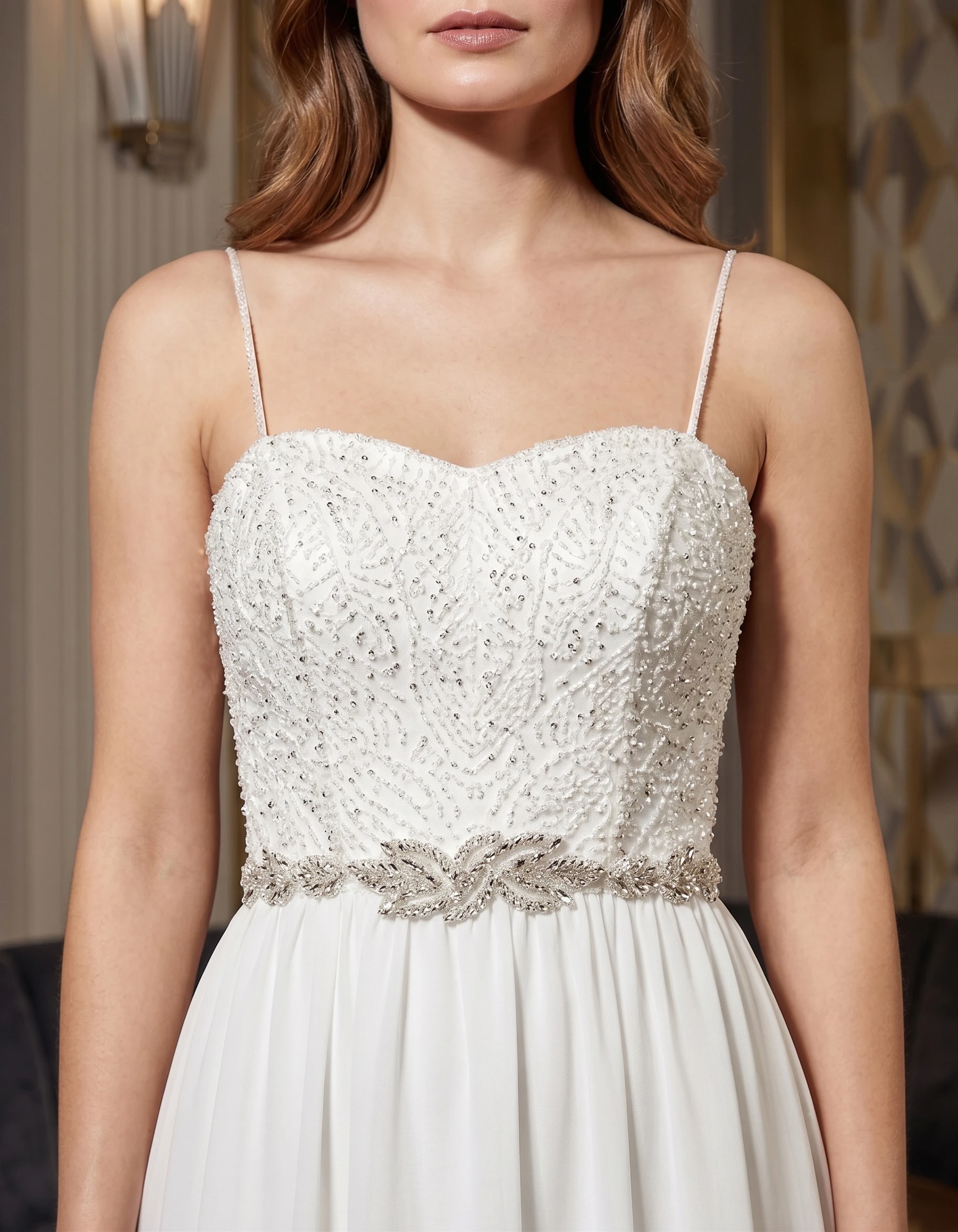 vestido-novia-lilian-crepe-escotepalabradehonor-espaldapalabradehonor-detalle-outletnupcial
