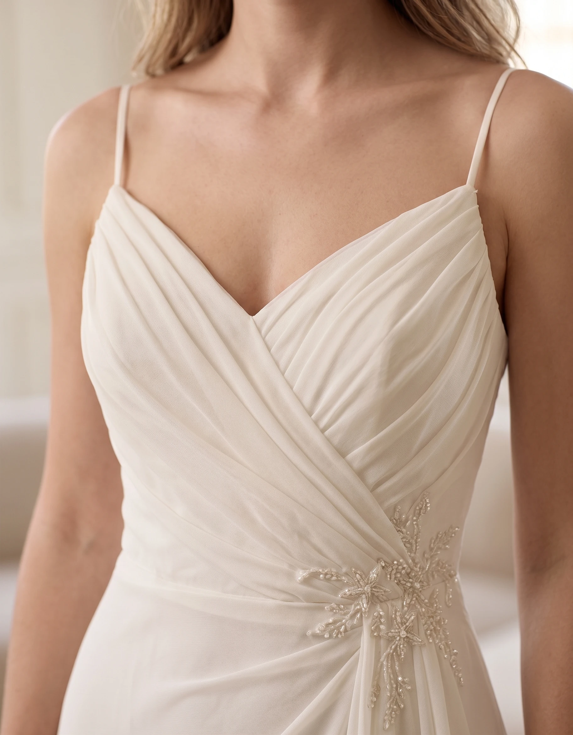 vestido-novia-lu-gasa-escoterecto-espaldarecto-detalle-outletnupcial