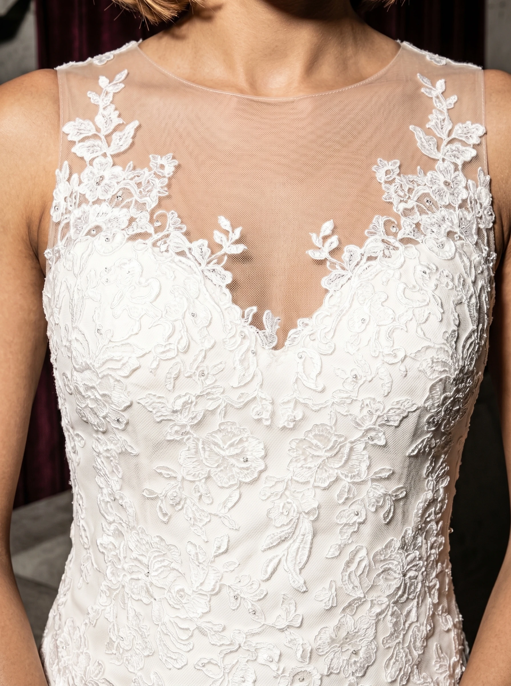 vestido-novia-nairobi-encaje-escoteilusion-espaldailusion-detalle-outletnupcial
