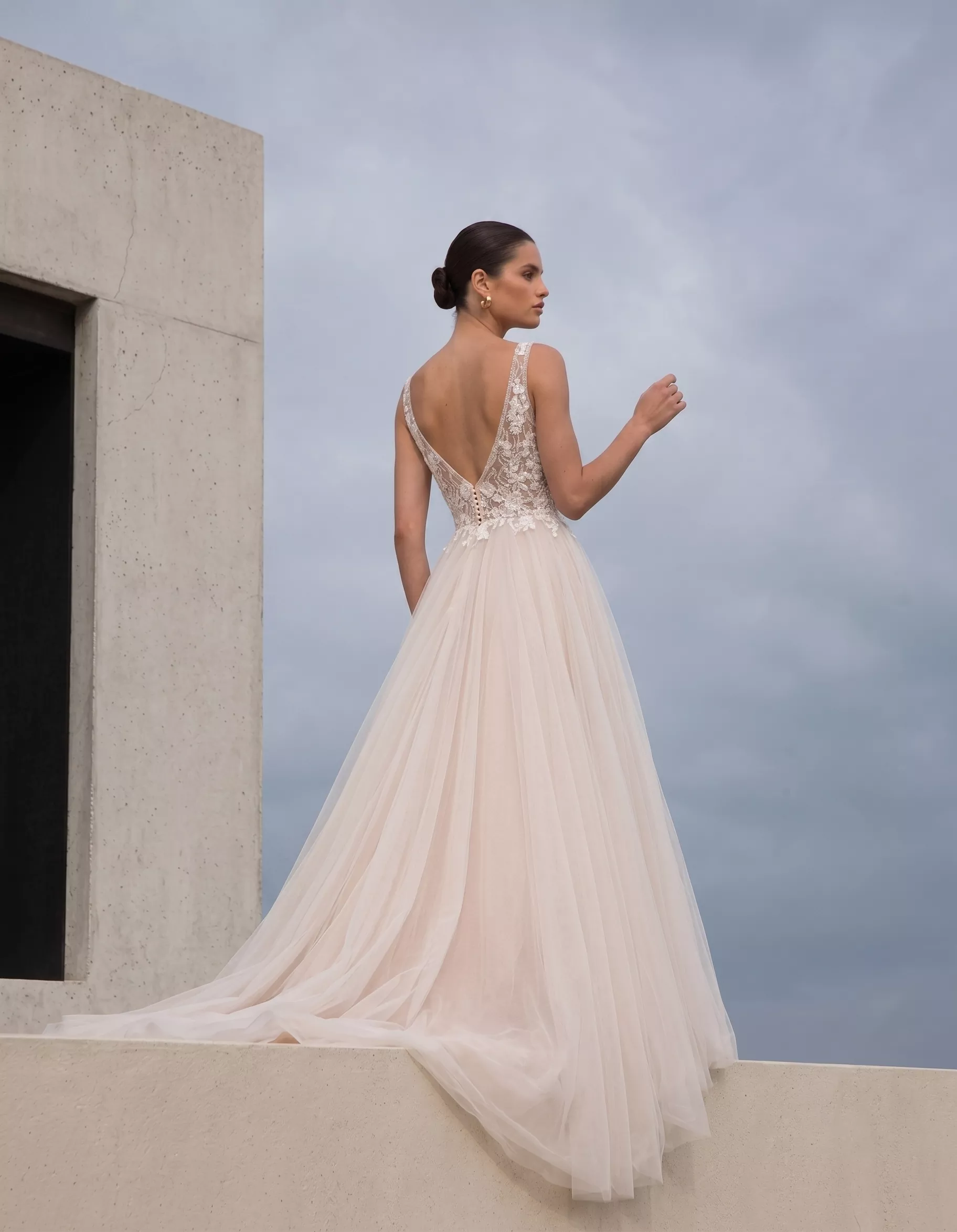 vestido-novia-valentina-outletnupcial-encaje-escotecerrado-espaldaenv-atelierdebodas