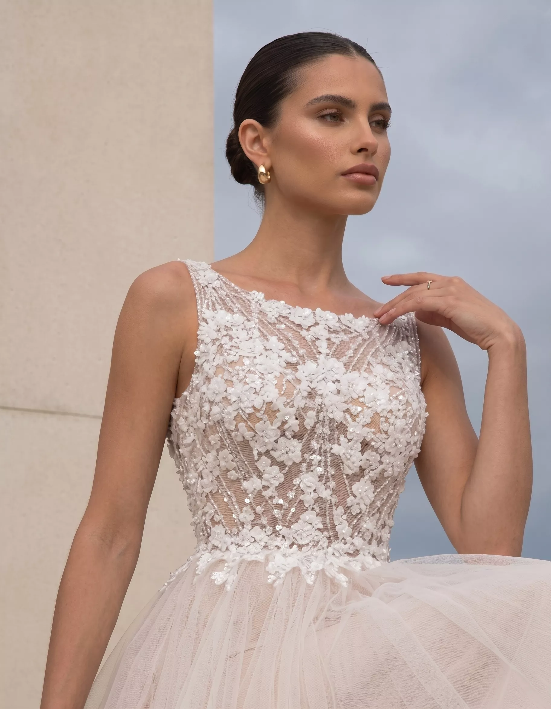 vestido-novia-valentina-outletnupcial-encaje-escotecerrado-espaldaenv-detalle-atelierdebodas