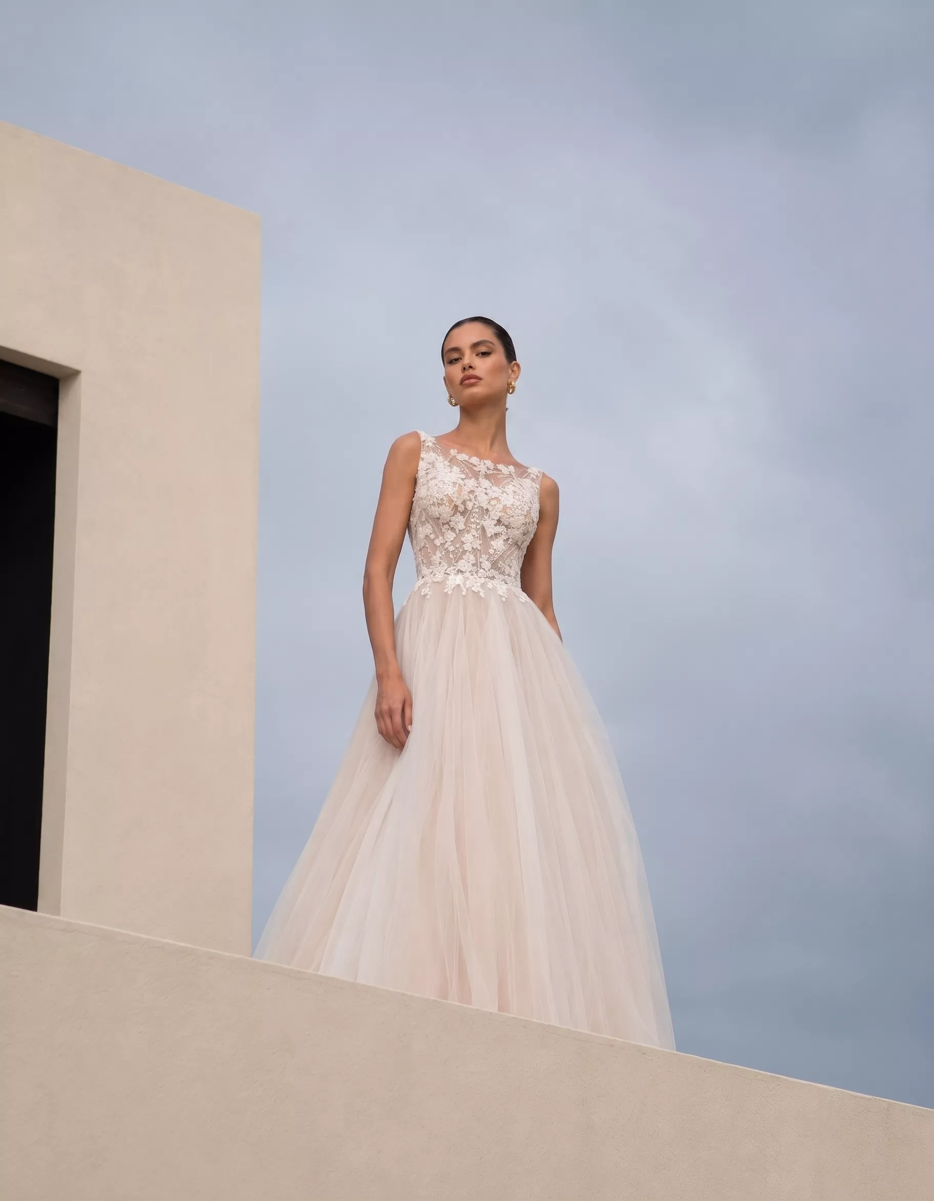 vestido-novia-valentina-outletnupcial-encaje-escotecerrado-espaldaenv-frente-atelierdebodas